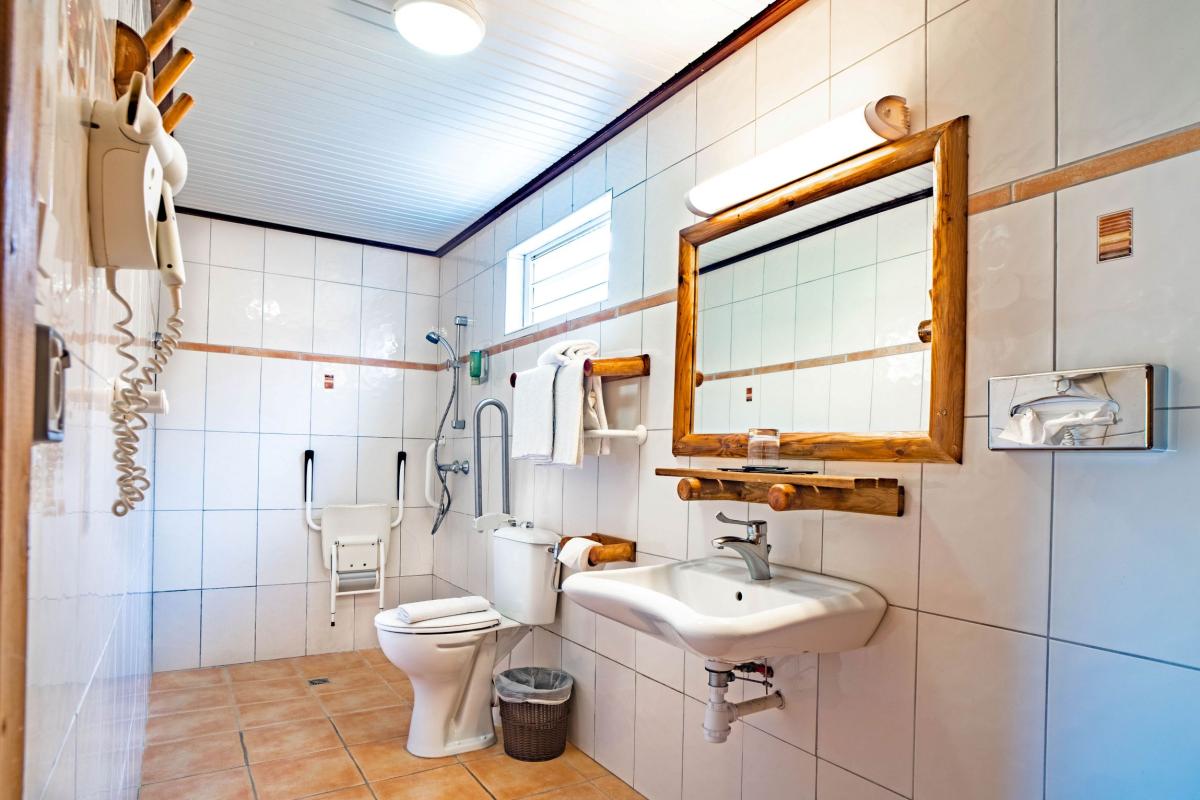 Hotel pied dans l'eau martinique BAMBOU  - salle de douche accessibilité